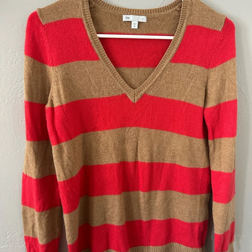 Gap Luxe Red and Tan V-Neck‎ Sweater Size Medium